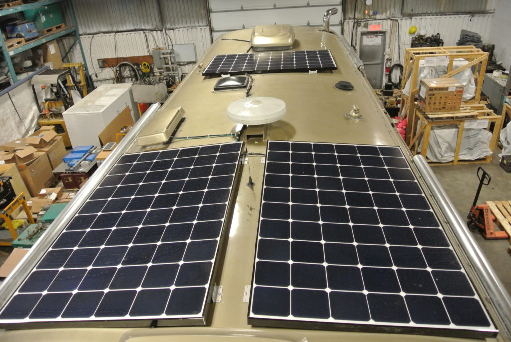 Trois panneaux solaires de 360 W chacun ont été installés sur le toit du bus